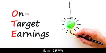 OTE-Symbol für die angestrebten Gewinne. Das Konzept formuliert die Zielgewinne des OTE auf einem White Paper auf einem schönen weißen Hintergrund. Geschäftsmann Hand. Business und OTE Stockfoto