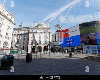 London, Greater London, England, 02 2022. Juli: Ein ruhiger Piccadilly Circus am frühen Morgen eines Sommers. Stockfoto