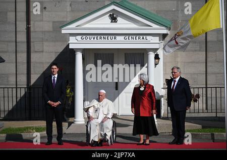 Quebec, Kanada. 27.. Juli 2022. Neben Papst Franziskus und Gouverneur Mary Simon steht Kanadas Premierminister Justin Trudeau (l.). Im Rahmen seiner sechstägigen Reise nach Kanada plant Papst Franziskus, die Messe im Nationalheiligtum in Quebec City zu feiern und mit Kirchenvertretern zusammenzutreffen. Quelle: Johannes Neudecker/dpa/Alamy Live News Stockfoto