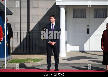 Quebec, Kanada. 27.. Juli 2022. Kanadas Premierminister Justin Trudeau steht vor der Zitadelle in Quebec. Im Rahmen seiner sechstägigen Reise nach Kanada plant Papst Franziskus, die Messe im Nationalheiligtum in Quebec City zu feiern und mit Kirchenvertretern zusammenzutreffen. Quelle: Johannes Neudecker/dpa/Alamy Live News Stockfoto