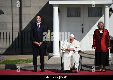 Quebec, Kanada. 27.. Juli 2022. Neben Papst Franziskus und Gouverneur Mary Simon steht Kanadas Premierminister Justin Trudeau (l.). Im Rahmen seiner sechstägigen Reise nach Kanada plant Papst Franziskus, die Messe im Nationalheiligtum in Quebec City zu feiern und mit Kirchenvertretern zusammenzutreffen. Quelle: Johannes Neudecker/dpa/Alamy Live News Stockfoto