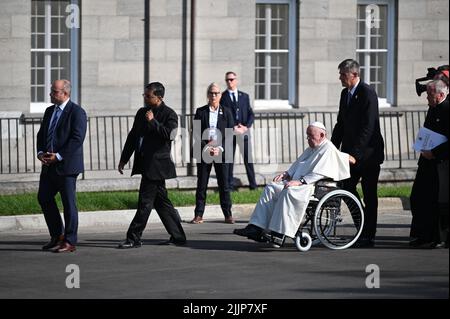 Quebec, Kanada. 27.. Juli 2022. Papst Franziskus sitzt im Rollstuhl. Im Rahmen seiner sechstägigen Reise nach Kanada plant Papst Franziskus, die Messe im Nationalheiligtum in Quebec City zu feiern und mit Kirchenvertretern zusammenzutreffen. Quelle: Johannes Neudecker/dpa/Alamy Live News Stockfoto