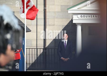 Quebec, Kanada. 27.. Juli 2022. Kanadas Premierminister Justin Trudeau steht vor der Zitadelle in Quebec. Im Rahmen seiner sechstägigen Reise nach Kanada plant Papst Franziskus, die Messe im Nationalheiligtum in Quebec City zu feiern und mit Kirchenvertretern zusammenzutreffen. Quelle: Johannes Neudecker/dpa/Alamy Live News Stockfoto