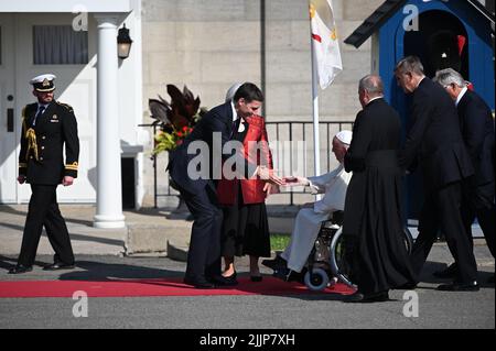 Quebec, Kanada. 27.. Juli 2022. Kanadas Premierminister Justin Trudeau empfängt Papst Franziskus. Im Rahmen seiner sechstägigen Reise nach Kanada plant Papst Franziskus, die Messe im Nationalheiligtum in Quebec City zu feiern und mit Kirchenvertretern zusammenzutreffen. Quelle: Johannes Neudecker/dpa/Alamy Live News Stockfoto