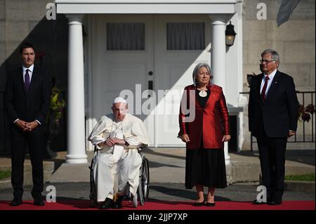 Quebec, Kanada. 27.. Juli 2022. Neben Papst Franziskus und Gouverneur Mary Simon steht Kanadas Premierminister Justin Trudeau (l.). Im Rahmen seiner sechstägigen Reise nach Kanada plant Papst Franziskus, die Messe im Nationalheiligtum in Quebec City zu feiern und mit Kirchenvertretern zusammenzutreffen. Quelle: Johannes Neudecker/dpa/Alamy Live News Stockfoto