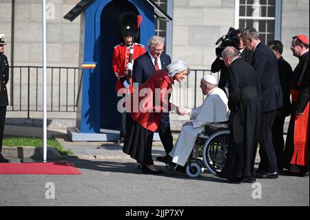 Quebec, Kanada. 27.. Juli 2022. Gouverneur Mary Simon empfängt Papst Franziskus. Im Rahmen seiner sechstägigen Reise nach Kanada plant Papst Franziskus, die Messe im Nationalheiligtum in Quebec City zu feiern und mit Kirchenvertretern zusammenzutreffen. Quelle: Johannes Neudecker/dpa/Alamy Live News Stockfoto