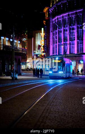 Eine Bewegungsansicht des Zuges durch die Eisenbahn im Stadtzentrum von Straßburg bei Nacht Stockfoto