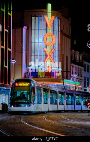 Eine Bewegungsansicht des Zuges durch die Eisenbahn im Stadtzentrum von Straßburg bei Nacht Stockfoto