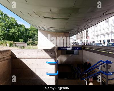 London, Greater London, England, Juli 02 2022: Eingang zur U-Bahnstation Green Park Stockfoto