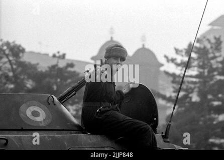 Bukarest, Rumänien, Januar 1990. Armee in Piata Palatului/Piata Revolutiei Tage nach der antikommunistischen Revolution in Rumänien im Dezember 1989. Soldaten, die das Siegeszeichen machen. Stockfoto