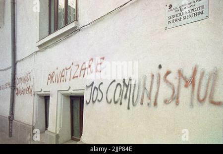 Bukarest, Botschaften von Bürgern in der Innenstadt von Bukarest, Rumänien, direkt nach der antikommunistischen Revolution vom 1989. Dezember: 'Nieder mit dem Kommunismus', 'Privatunternehmen', 'nieder mit den demagogischen Kommunisten in der Regierung'. Stockfoto