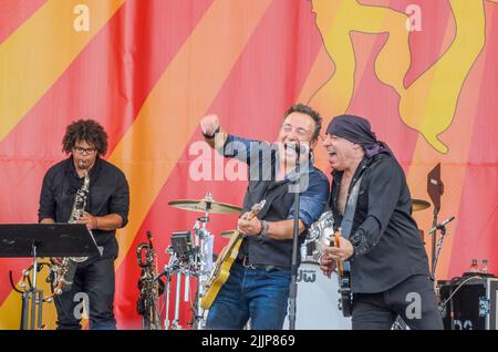 NEW ORLEANS, LA, USA - 4/29/12 : Bruce Springsteen und Steve Van Zandt teilen sich das Mikrofon, während Jake Clemons Saxophon und Max Weinberg Schlagzeug spielt Stockfoto