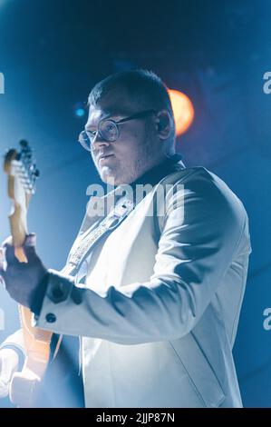 Die Lathums Band tritt bei einem Konzert live auf und konzentriert sich auf Lead-Gitarrist Scott Concepcion Stockfoto