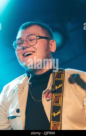 Die Lathums Band tritt bei einem Konzert live auf und konzentriert sich auf Lead-Gitarrist Scott Concepcion Stockfoto