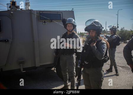 Slafit, Palästina. 27.. Juli 2022. Israelische Soldaten stehen auf Wache, während Palästinenser gegen die Errichtung neuer Außenposten im Dorf Haris im besetzten Westjordanland protestieren. Kredit: SOPA Images Limited/Alamy Live Nachrichten Stockfoto