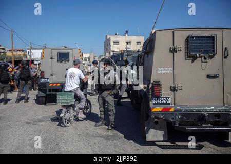 Slafit, Palästina. 27.. Juli 2022. Israelische Soldaten stehen auf Wache, während Palästinenser gegen die Errichtung neuer Außenposten im Dorf Haris im besetzten Westjordanland protestieren. Kredit: SOPA Images Limited/Alamy Live Nachrichten Stockfoto