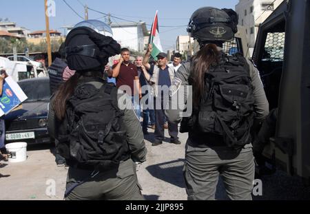 Slafit, Palästina. 27.. Juli 2022. Israelische Soldaten stehen auf Wache, während Palästinenser gegen die Errichtung neuer Außenposten im Dorf Haris im besetzten Westjordanland protestieren. Kredit: SOPA Images Limited/Alamy Live Nachrichten Stockfoto