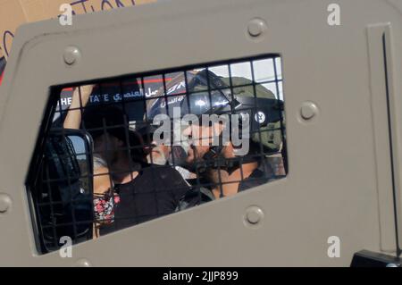 Slafit, Palästina. 27.. Juli 2022. Ein israelischer Soldat steht auf Wache, als Palästinenser gegen die Errichtung neuer Außenposten im Dorf Haris im besetzten Westjordanland protestieren. Kredit: SOPA Images Limited/Alamy Live Nachrichten Stockfoto