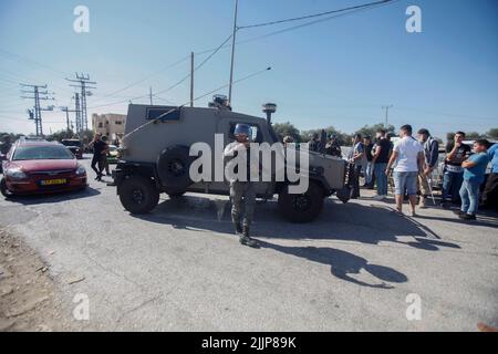 Slafit, Palästina. 27.. Juli 2022. Israelische Soldaten stehen auf Wache, während Palästinenser gegen die Errichtung neuer Außenposten im Dorf Haris im besetzten Westjordanland protestieren. Kredit: SOPA Images Limited/Alamy Live Nachrichten Stockfoto