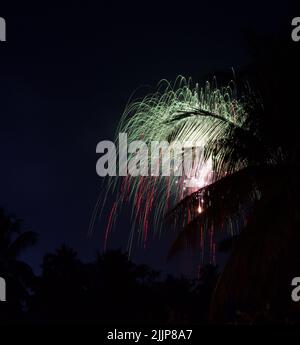 Ein schöner Blick auf das Feuerwerk am Fest des heiligen Jakob in einer Kirche in Südindien Stockfoto