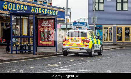 Ein BMW Krankenwagen parkte an einer Bushaltestelle in der Nähe einiger Arkaden in Southsea, Portsmouth, Großbritannien Stockfoto