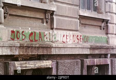 „Nieder mit dem Ceausescu-Clan“ – Botschaft von Bürgern in der Innenstadt von Bukarest, Rumänien, während der antikommunistischen Revolution vom Dezember 1989. Stockfoto