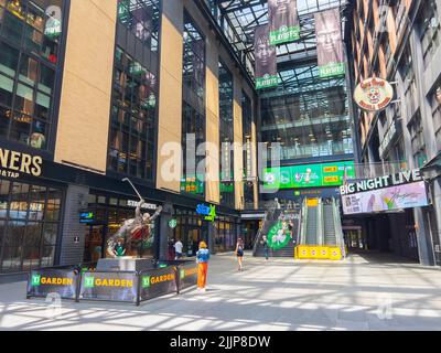 Bobby Orr Statue im TD Garden Haupttor in North End, Boston, Massachusetts, MA, USA. TD Garden ist die Heimat Arena für die Boston Bruins und die Boston Stockfoto