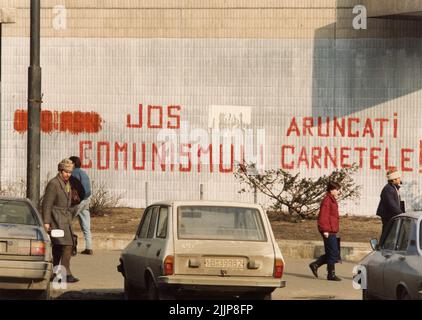 Bukarest, Rumänien, Januar 1990. Botschaften, die von den Revolutionären in der Innenstadt von Bukarest während des antikommunistischen Aufstands vom 1989. Dezember geschrieben wurden: 'Nieder mit dem Kommunismus' & 'Werft eure (Kommunistische Partei-)IDs weg'. Stockfoto