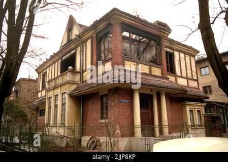 Bukarest, Rumänien, Januar 1990. Wohngebäude in der Gheorghe Bals Street, in der Nähe des Hauptquartiers des öffentlichen rumänischen Fernsehsenders, das durch den Schusswechsel während der antikommunistischen Revolution im Dezember 1989 beschädigt wurde. Stockfoto