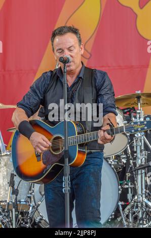 Bruce Springsteen spielt akustische Gitarre beim New Orleans Jazz and Heritage Festival am 29. April 2012 Stockfoto