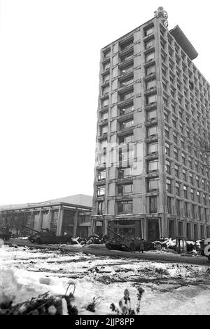 Bukarest, Rumänien, Januar 1990. Armee zum Schutz des rumänischen öffentlichen Fernsehsenders in den Wochen nach der antikommunistischen Revolution vom Dezember 1989. Stockfoto