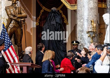 27. Juli 2022, Washington, District of Columbia, USA: Die Enthüllung eines Status von Amelia Earhart bei seiner Einweihung in der Statuarhalle des US-Kapitols. (Bild: © Michael Brochstein/ZUMA Press Wire) Stockfoto