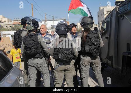 Slafit, Palästina. 27.. Juli 2022. Israelische Soldaten stehen auf Wache, während Palästinenser gegen die Errichtung neuer Außenposten im Dorf Haris im besetzten Westjordanland protestieren. (Foto von Nasser Ishtayeh/SOPA Images/Sipa USA) Quelle: SIPA USA/Alamy Live News Stockfoto