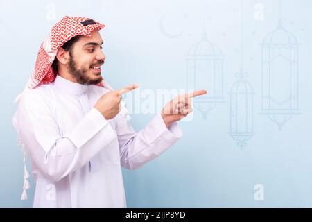 Eine Nahaufnahme eines arabischen Moderators, der etwas vorstellte Stockfoto