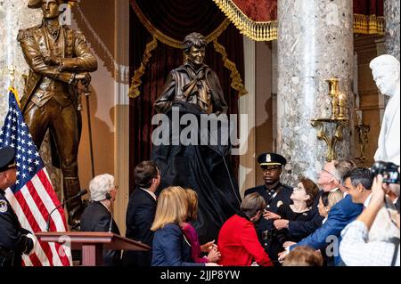 27. Juli 2022, Washington, District of Columbia, USA: Die Enthüllung eines Status von Amelia Earhart bei seiner Einweihung in der Statuarhalle des US-Kapitols. (Bild: © Michael Brochstein/ZUMA Press Wire) Stockfoto