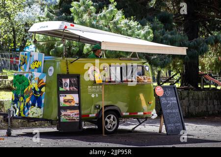 BOGOTA, KOLUMBIEN - NOVEMBER, 2020: Food Truck in den schönen Gärten des Chico Park and Museum Stockfoto
