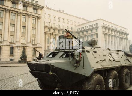 Bukarest, Rumänien, Januar 1990. Armee in Piata Palatului/Piata Revolutiei, eine Woche nach der antikommunistischen Revolution in Rumänien im Dezember 1989. Stockfoto