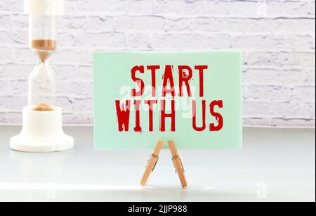 Hand Zeichnung KONTAKT Inschrift mit weißer Kreide auf Tafel, Business Konzept Stockfoto