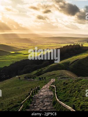 Goldene Stunde und Sonnenaufgang über dem Mam Tor im Peak District National Park, England, Großbritannien Stockfoto