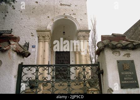 Bukarest, Rumänien, Januar 1990. Die Residenz des britischen Botschafters (in der Nähe des Hauptquartiers des öffentlichen rumänischen Fernsehsenders), die durch die Schüsse während der antikommunistischen Revolution vom Dezember 1989 verschlechtert wurde. Stockfoto