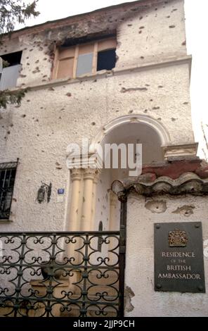 Bukarest, Rumänien, Januar 1990. Die Residenz des britischen Botschafters (in der Nähe des Hauptquartiers des öffentlichen rumänischen Fernsehsenders), die durch die Schüsse während der antikommunistischen Revolution vom Dezember 1989 verschlechtert wurde. Stockfoto