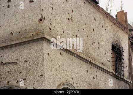 Bukarest, Rumänien, Januar 1990. Das Gebäude in der Pangratti-Straße, in der Nähe des Hauptquartiers des öffentlichen rumänischen Fernsehsenders, wurde durch die Schüsse während der antikommunistischen Revolution im Dezember 1989 beschädigt. Stockfoto