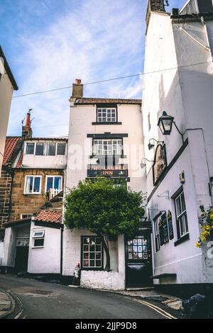 Die alten englischen Häuser in Robin's Hood Bay an der Ostküste, England, Großbritannien Stockfoto