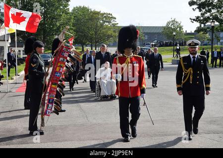 Vatikan, Vatikan. 27.. Juli 2022. Kanada, Quebec City, 2022/07/27 Papst Franziskus kommt in der Citadelle de Québec in Quebec City, Quebec, Kanada Foto von Vatican Mediia/Catholic Press Photo . BESCHRÄNKT AUF REDAKTIONELLE VERWENDUNG - KEIN MARKETING - KEINE WERBEKAMPAGNEN. Kredit: Unabhängige Fotoagentur/Alamy Live Nachrichten Stockfoto