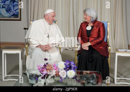 Vatikan, Vatikan. 27.. Juli 2022. Kanada, Quebec City, 2022/07/27 Papst Franziskus trifft sich mit der kanadischen Generalgouverneurin Mary Simon in der Citadelle de Quebec in Quebec City, Quebec, Kanada, Foto: Vatican Mediia/Catholic Press Photo . BESCHRÄNKT AUF REDAKTIONELLE VERWENDUNG - KEIN MARKETING - KEINE WERBEKAMPAGNEN. Kredit: Unabhängige Fotoagentur/Alamy Live Nachrichten Stockfoto