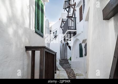 Blick auf das malerische weiße Dorf Binibeca Vell auf Menorca, Balearen Stockfoto