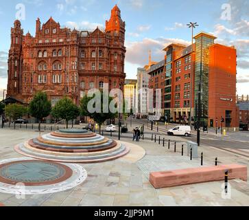 Eine wunderschöne Aufnahme der Midland- und Premier Inn Landmark-Gebäude in Manchester England mit blauem Himmel Stockfoto