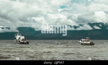 Ein schöner Blick auf Boote auf dem Meer an einem bewölkten Tag Stockfoto