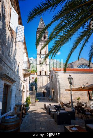 Eine vertikale Aufnahme der St. Nikolaus Kirche in Perast, Montenegro Stockfoto