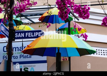 Farbenfrohe Dekorationen in Form von Regenbogenschirmen in Puerto Plata, Dominikanische Republik Stockfoto